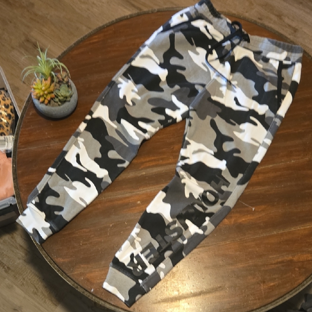Hollister Women's Black and Gray Camo Joggers #817 - Picture 4 of 14